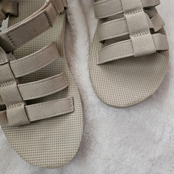 Sold via Insta - Picture 2 of 8